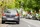 Auto parkt an einem abgesenkten Bordstein