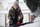 Frau gibt Starthilfe im Winter