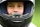 Kind trägt einen Motorradhelm