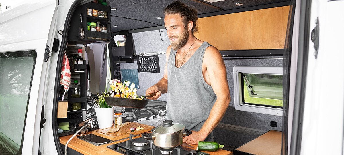 Mann kocht im Wohnmobil an fest verbauter Gasanlage – Gasprüfungspflicht ab Juni 2025 beachten