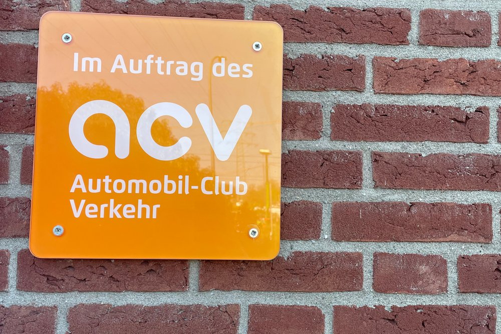 Orangenes Schild vom ACV