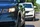Zwei Autos fahren hintereinander 