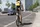 Radfahrer fährt auf einem Radfahrstreifen