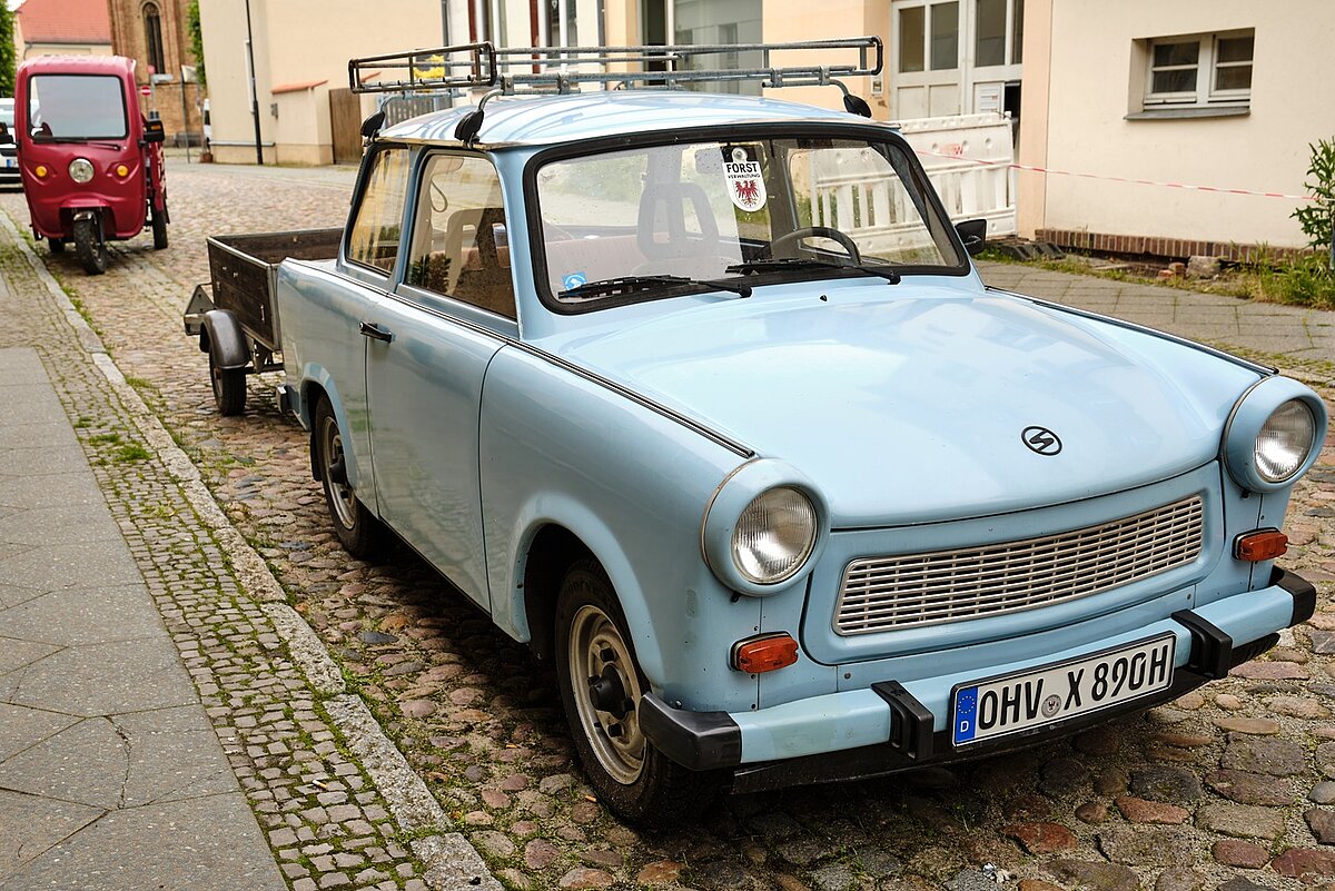Oldtimer mit H-Kennzeichen parkt am Straßenrand.