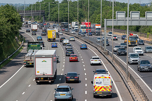 Autos fahren auf einer Autobahn