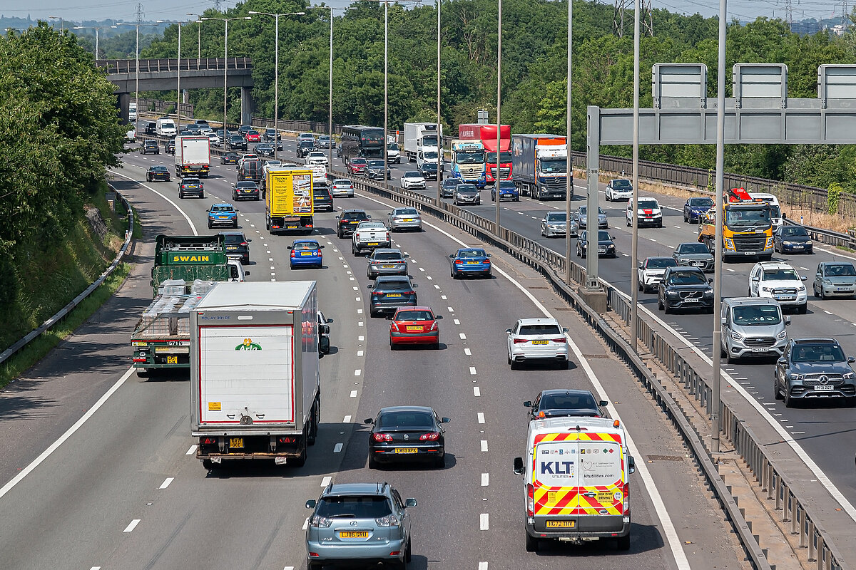Autos fahren auf einer Autobahn