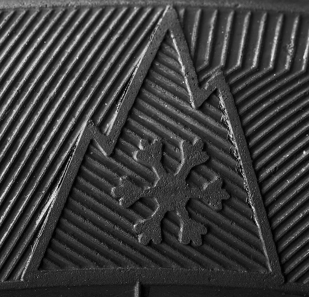 Symbol eines Berges mit Schneeflocke auf einem Reifen – offizielles Kennzeichen für Winter- und Ganzjahresreifen.