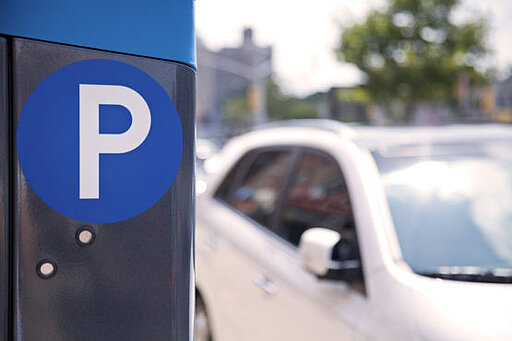 Auto steht vor einer Parkuhr
