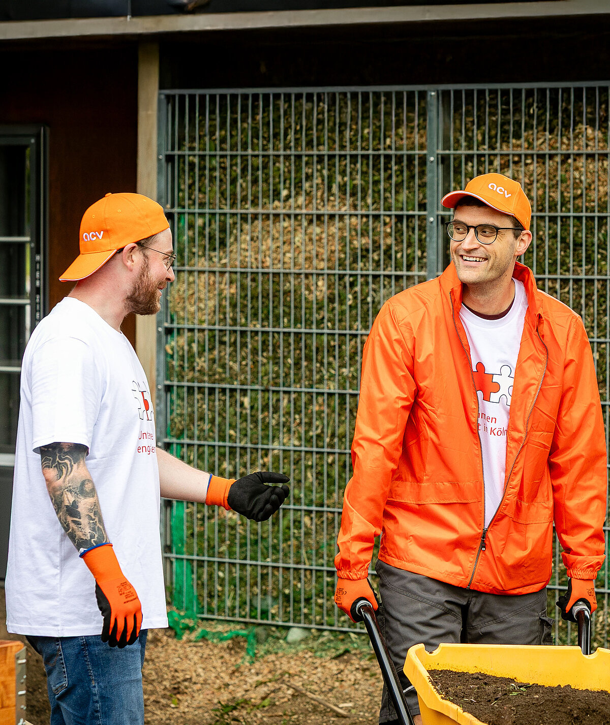 mitarbeiter von kölner unternehmen bauen am social day 2025 ein insektenhotel