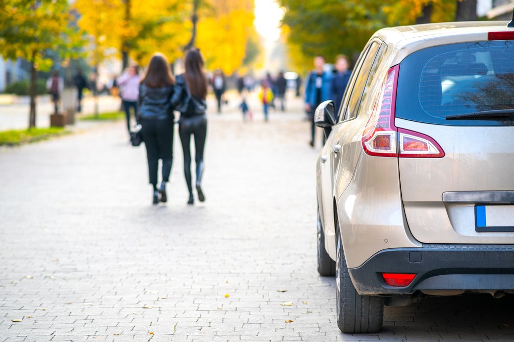 Auto in der Fußgängerzone