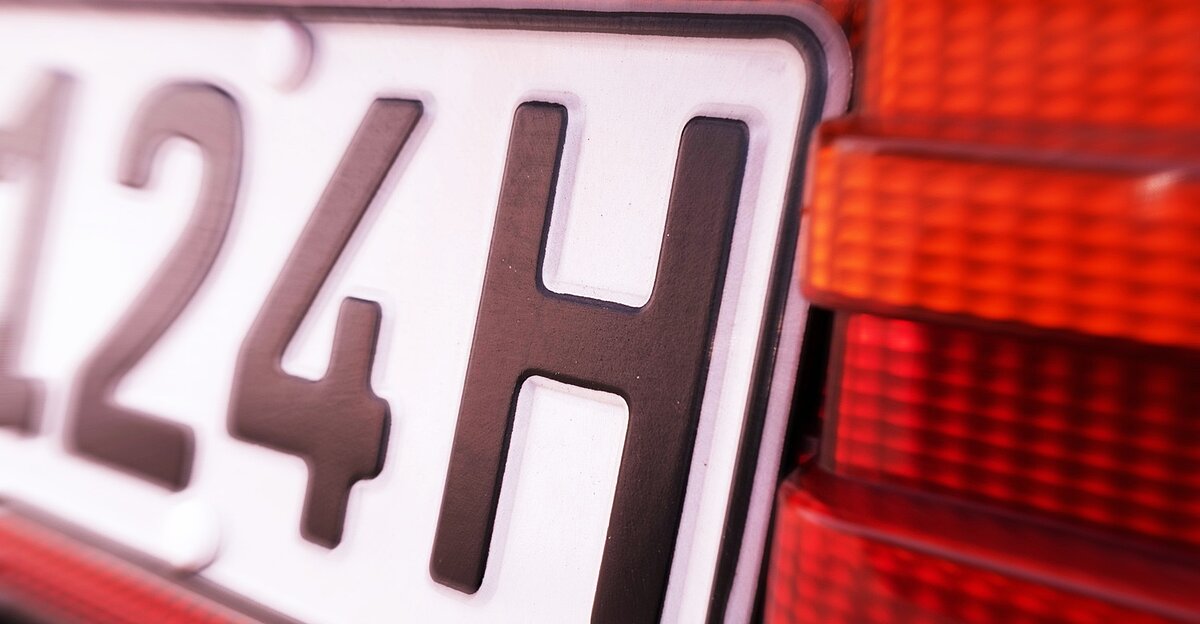 Nahaufnahme eines H-Kennzeichens an einem historischen Fahrzeug.