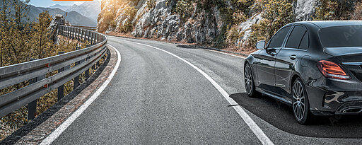 Auto fährt an einem Berg vorbei
