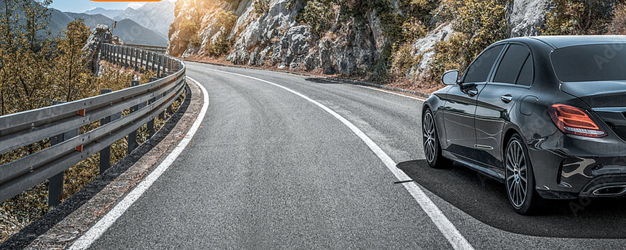 Auto fährt an einem Berg vorbei