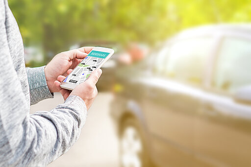 Ein Mann hält ein Handy in der Hand