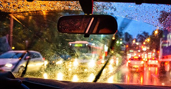 Seitenspiegel Und Regen Fällt Am Fenster Des Autos Während Der