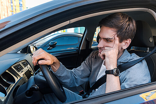 Ein wartender Mann im Auto
