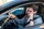 Ein wartender Mann im Auto