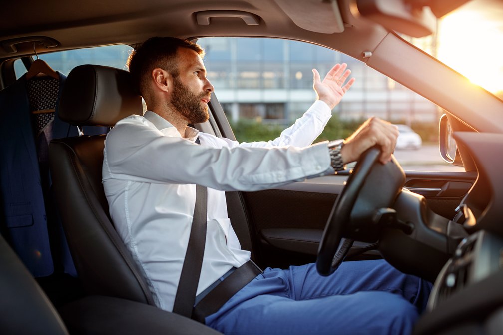 Gestresster Autofahrer hinterm Steuer