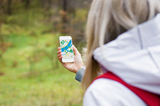 Eine Frau nutzt eine Camping App