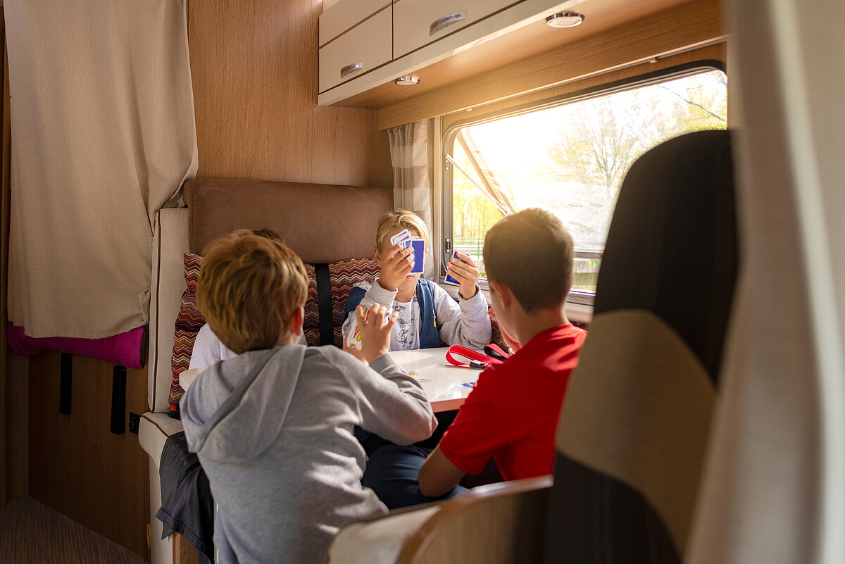 Kinder die in einem Wohnwagen spielen
