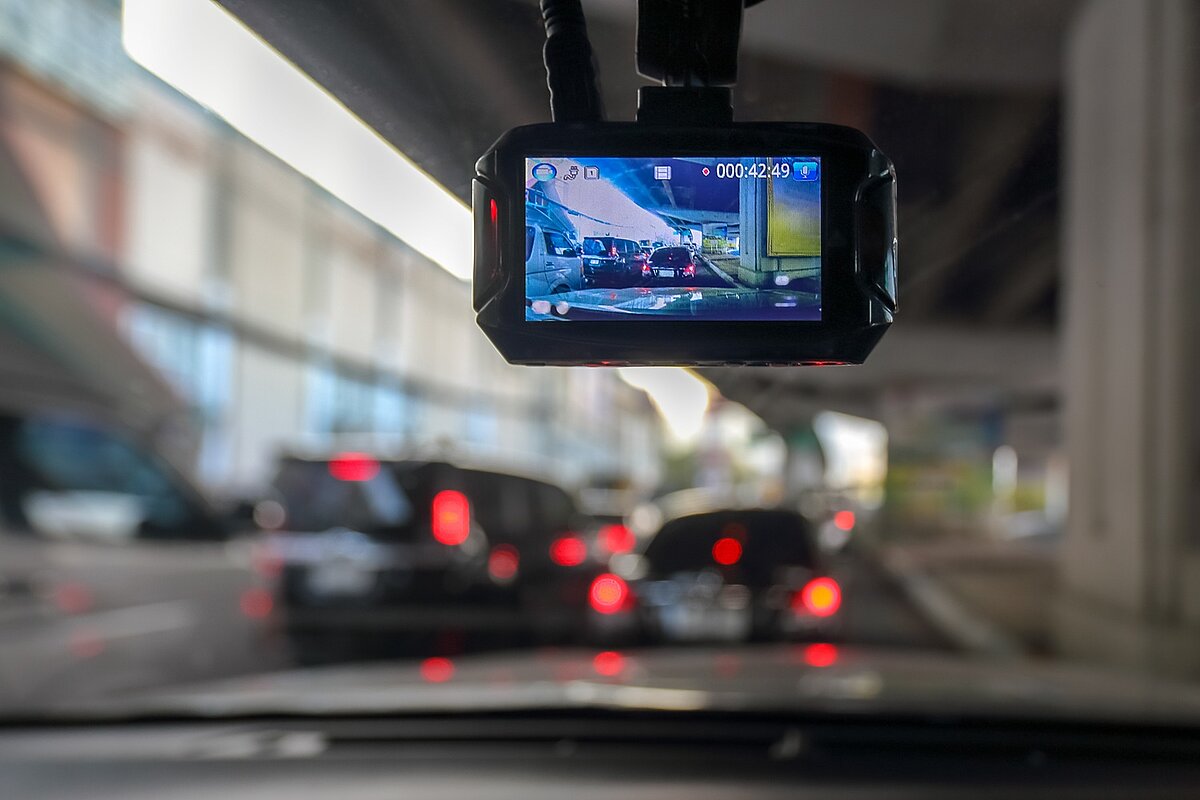 Dashcam im Auto zeichnet den Verkehr in einem Tunnel mit mehreren fahrenden Fahrzeugen auf.