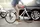 Mann fährt mit einem Fahrrad an Autos vorbei