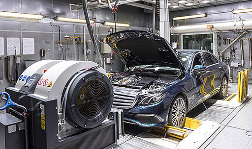 Ein blaues Auto steht in einer Autoproduktionshalle