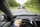 Innenaufnahme eines Autos, dass auf der rechten Spur hiner einem LKW fährt