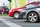 Autos halten an der Haltelinie vor der Ampel