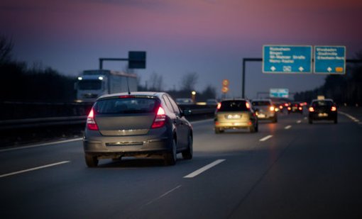 Autos fahren bei Nacht auf einer Autobahn