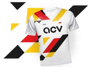 Ein weißes Sporttrikot mit kräftigen geometrischen Formen in Schwarz, Rot und Gelb, die an die deutsche Flagge erinnern. Das Shirt zeigt das acv-Logo, eine kleine deutsche Flagge und den Markennamen JAKO auf der Brust.