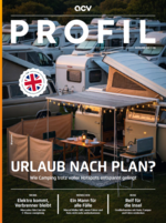 Eine gemütliche Camping-Kulisse mit einem offenen Wohnmobil, einem Tisch und Stühlen im Freien sowie Lichterketten, umgeben von anderen Campern auf einem Campingplatz in der Abenddämmerung. Über die Szene ist ein Text von einem Magazin-Titelblatt eingeblendet.
