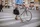 Mann schiebt sein Fahrrad über einen Zebrastreifen