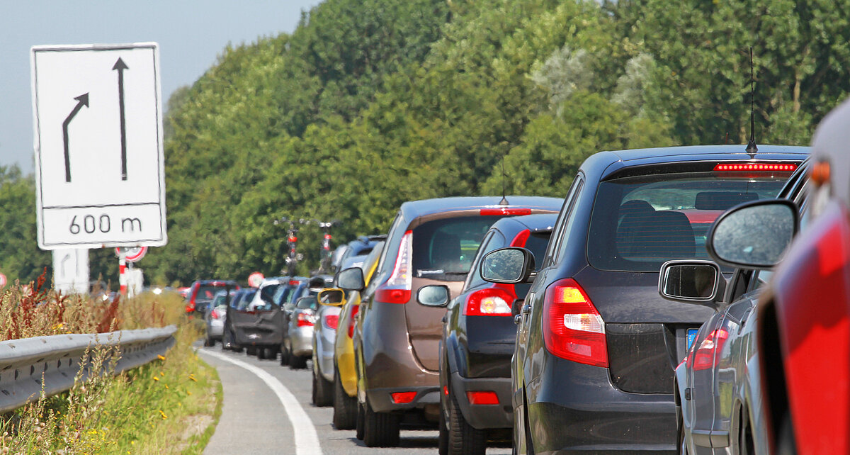 Verkehrsschild kündigt verengte Fahrbahn an