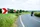 Motorrad fährt auf einer Straße in eine Kurve