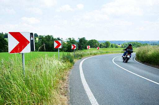 Motorrad fährt auf einer Straße in eine Kurve