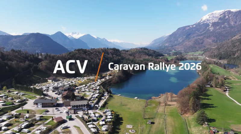 Luftaufnahme eines Wohnwagenparks am Seeufer mit Bergen im Hintergrund. Der Text lautet: ACV Caravan Rallye 2026..
