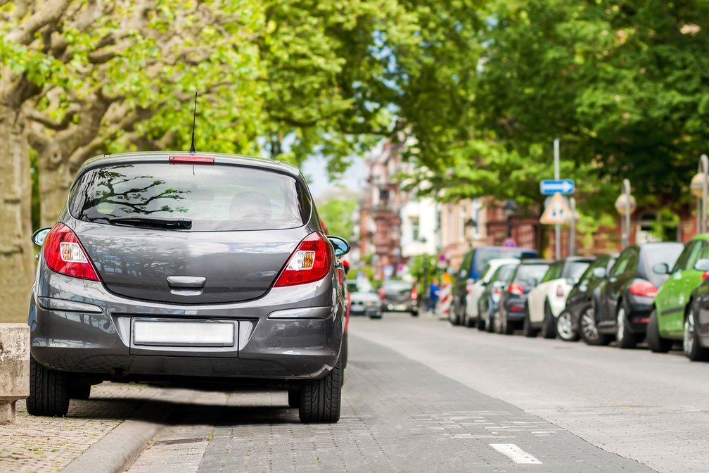 Graues Autoparkt am Strassenrand