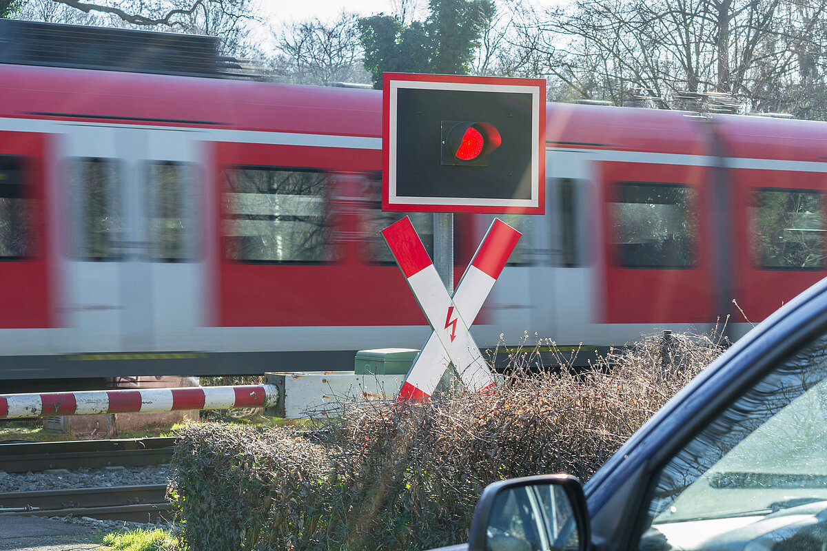 Sprit sparen / Bahnübergang ACV Ratgeber_Sprit sparen beim Bahnuebergang
