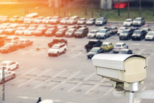 Eine Überwachungskamera ist auf einen Parkplatz für Autos gerichtet