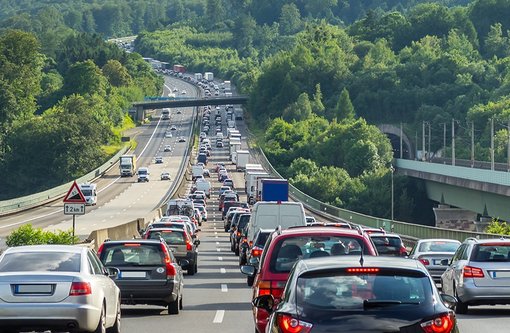 Autos stehen im Stau
