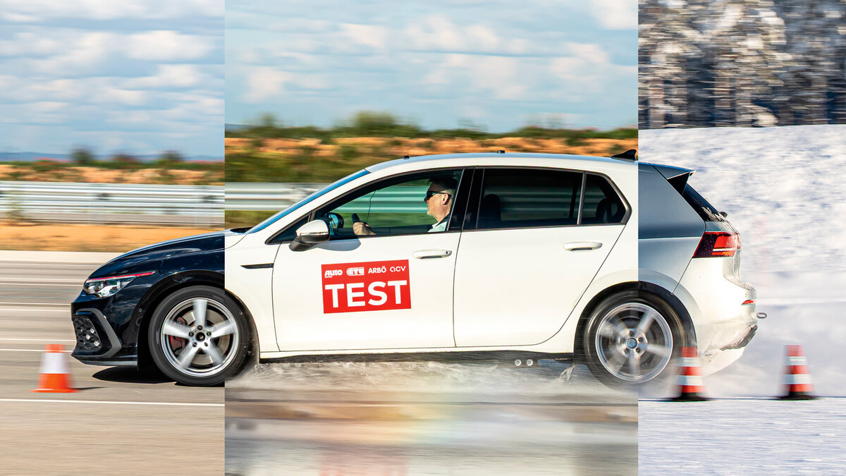 Ein weißes Auto mit einem roten „TEST“-Schild an der Tür fährt durch drei verschiedene Szenen: eine freie Straße, nassen Asphalt und verschneite Straßen, wobei orangefarbene Kegel die Fahrbahn markieren.
