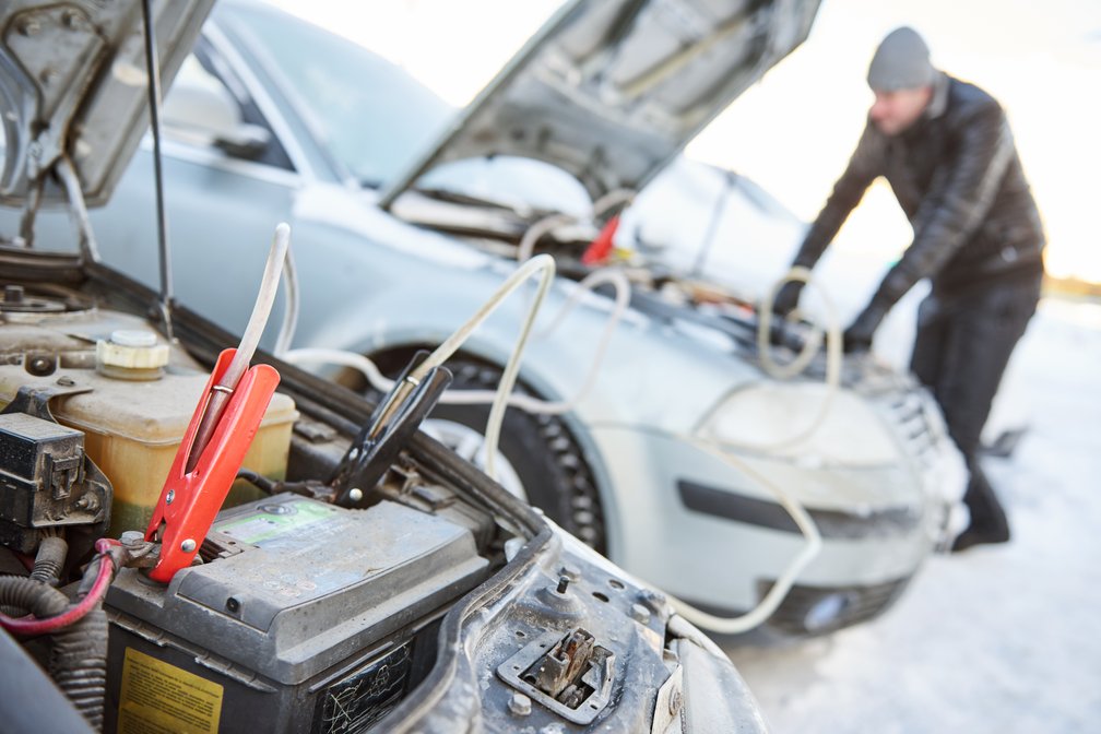 Auto überbrücken, Starthilfe bei leerer Autobatterie!