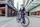 Frau fährt mit einem Fahrrad an Bürogebäuden vorbei