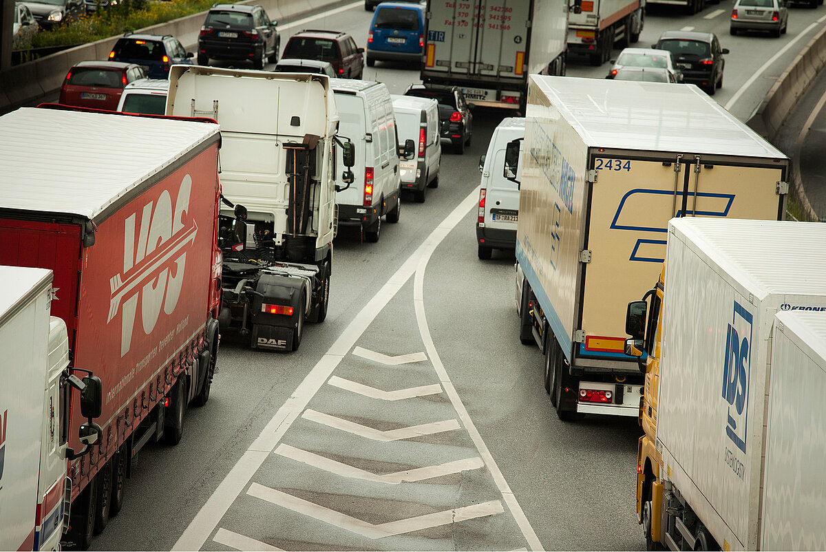 Einfädeln auf der Autobahn Beschleunigungsstreifen
