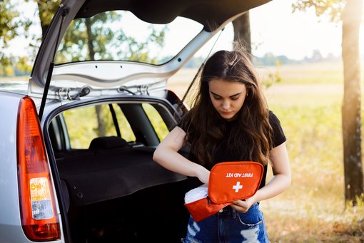 Fahrer Der Das Verbeulte Auto Mit Beschädigtem Kotflügel Auf Der  Straßenseite Der Stadt Untersucht Verkehrssicherheits Und  Kfzversicherungskonzept Stockfoto und mehr Bilder von Auto - iStock