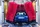Blaues Auto ist in einer Waschanlage