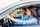Fahrlehrer und Fahrschülerin sitzen im Auto