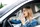 Frau flucht im Auto