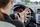 Autofahrerin bedient während der Fahrt eine Smartwatch am Handgelenk.